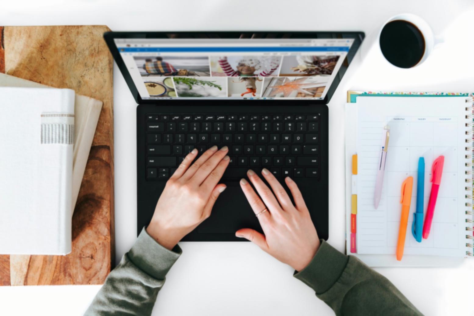 Moderner Arbeitsplatz bei renivaltopax mit kollaborativer Atmosphäre