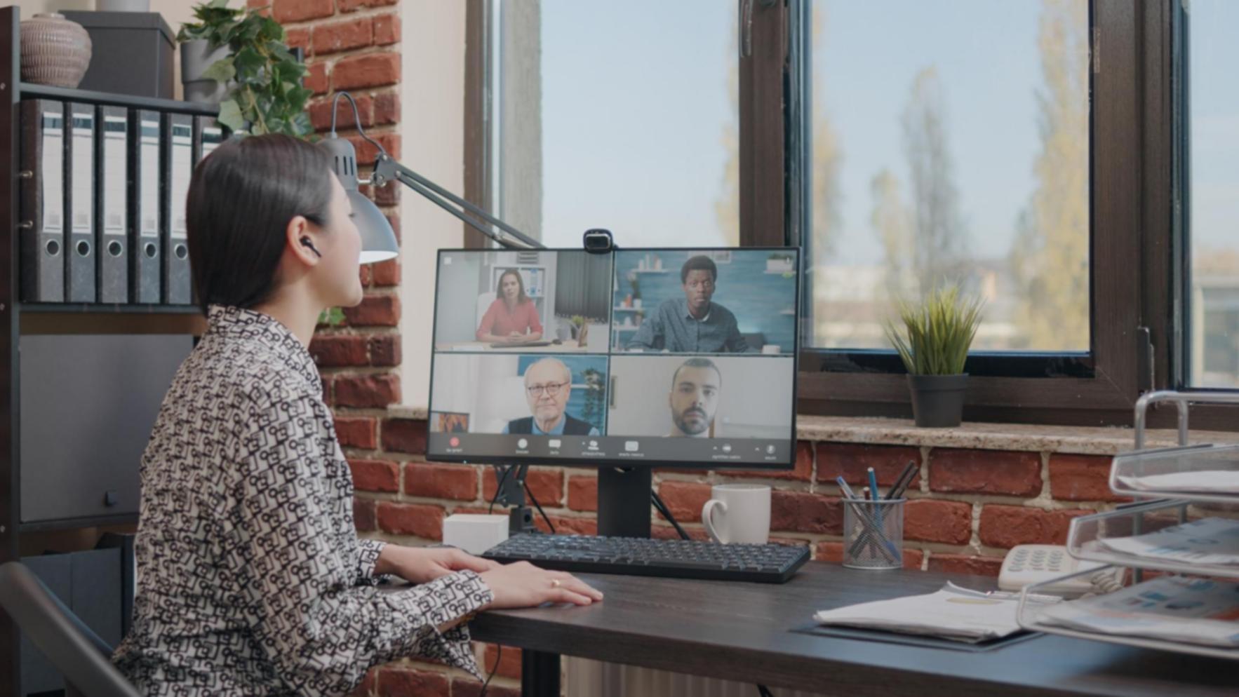 Arbeitsplatz mit Finanzunterlagen und Computer