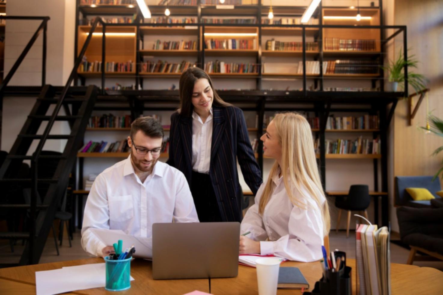 Studierende bei der Finanzplanung mit deutschen Dokumenten und Taschenrechner