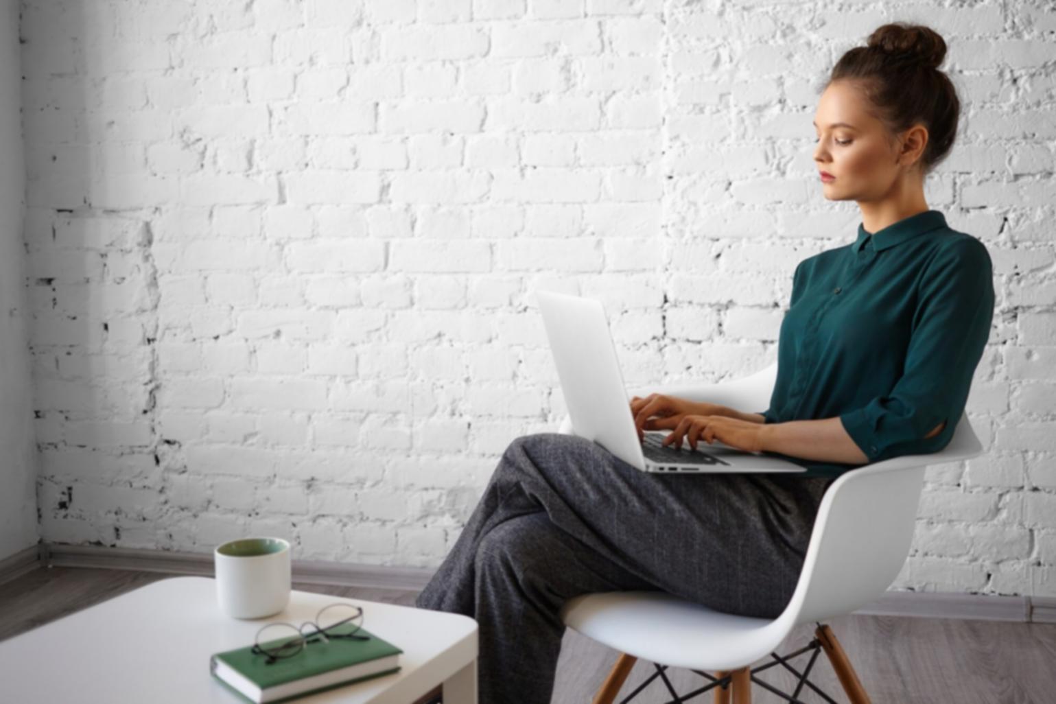 Digitale Finanz-App Interface mit Ausgabenkategorien und Budgetübersicht