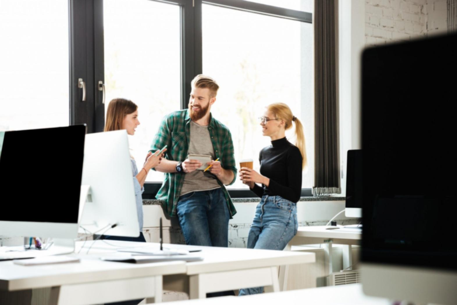 Teammeeting in modernem Büroraum